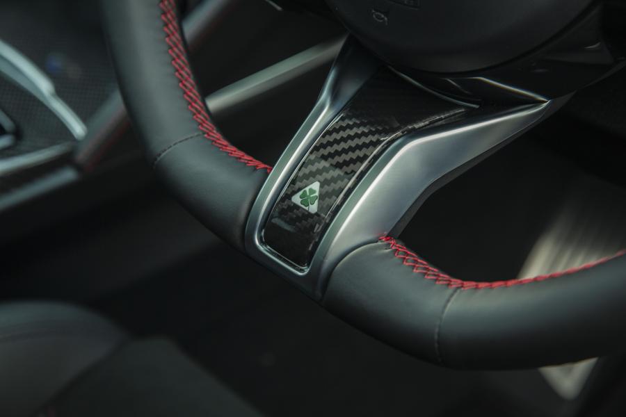 Детали интерьера Alfa Romeo Stelvio Quadrifoglio (949) 2020 года  (UK) (фото 5 из 37)